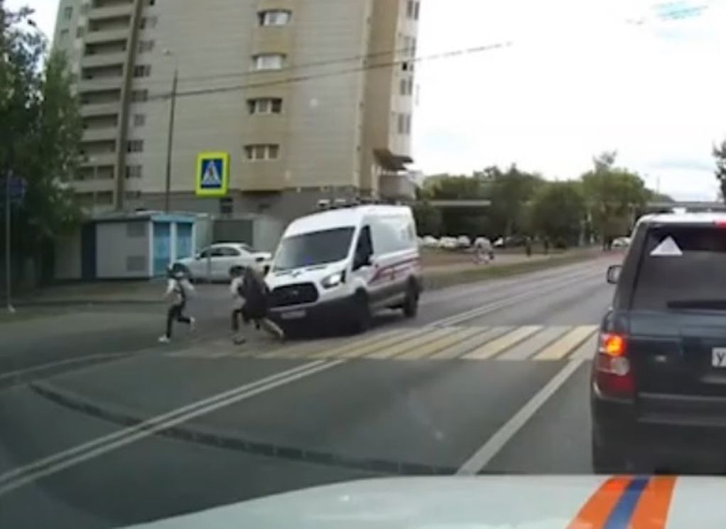 Машина скорой помощи сбила. Авария со скорой помощью в Москве. В Москве сбили девочку на пешеходном.