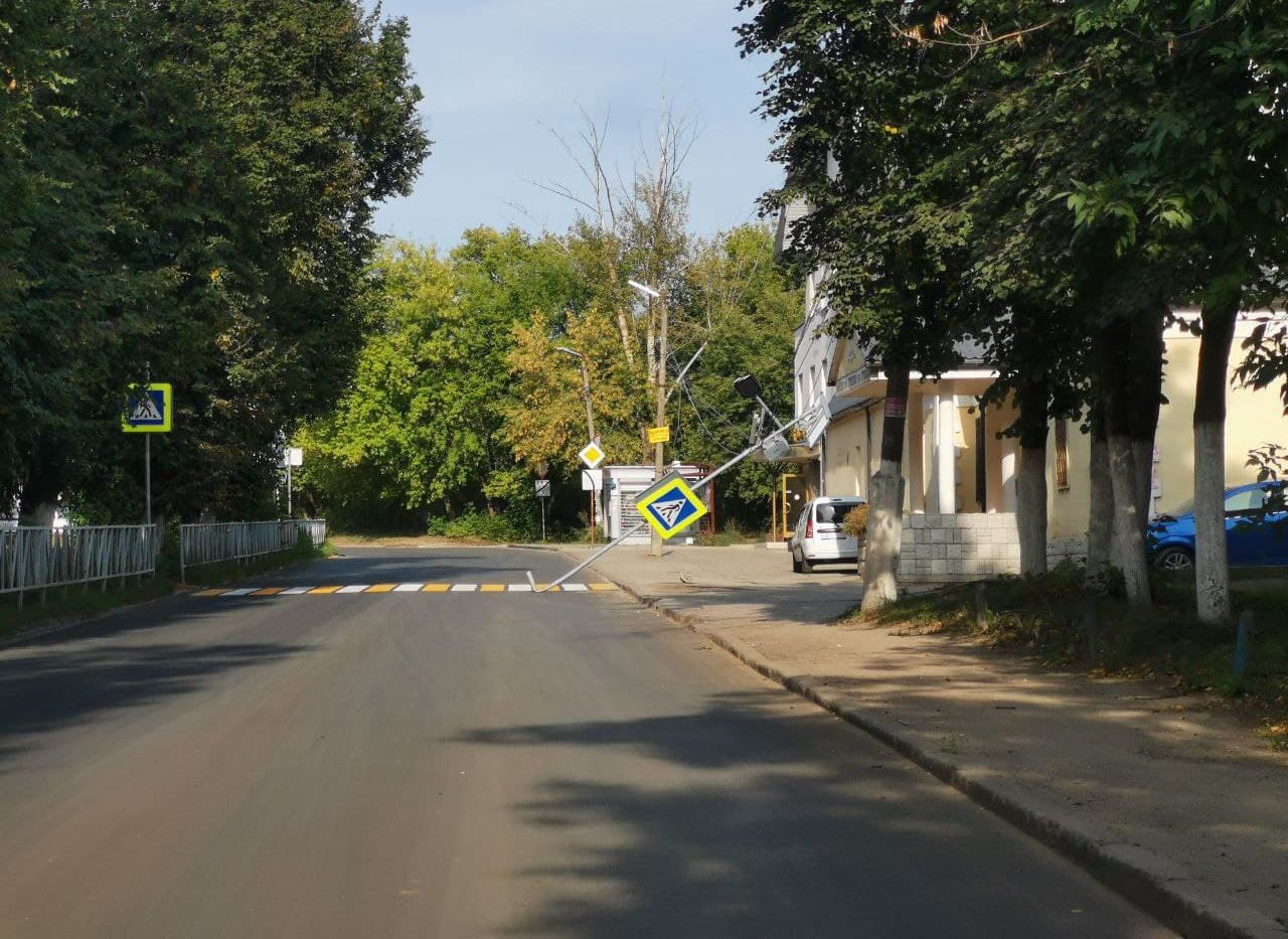 На улице Керамзавода повис на проводах дорожный знак со светофором