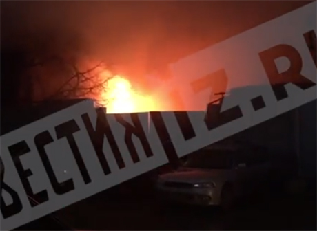 В горящем на юге Москвы автосервисе слышны взрывы