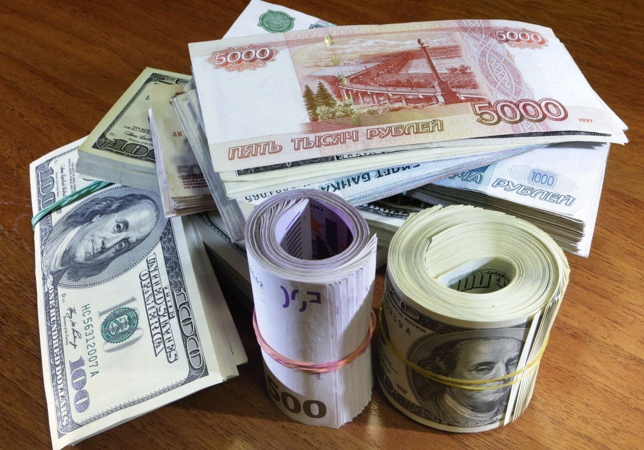 Рубль обновил февральский минимум