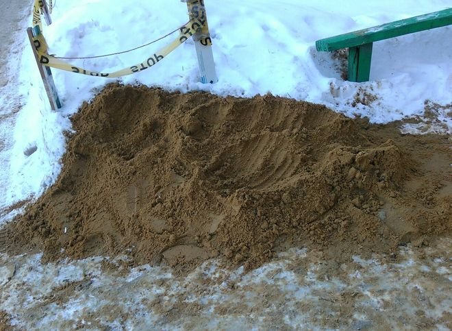 Соцсети: рязанские коммунальщики превратили двор жилого дома в песочницу
