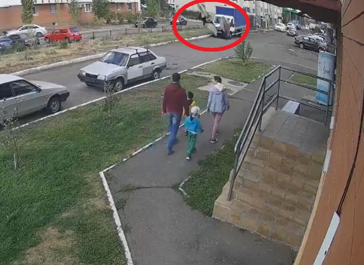 В Оренбурге выпавший из окна молодой человек едва не «накрыл» семью с детьми