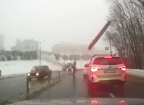 Житель Смоленска бросил дорожный столб в нарушителя ПДД (видео)