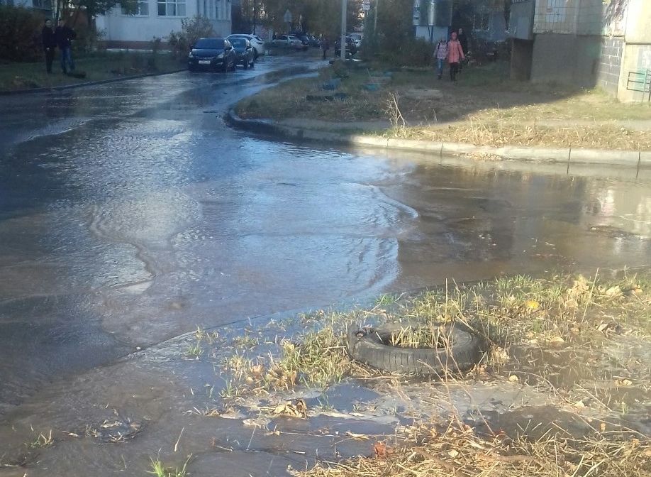 На улице Зубковой прорвало канализацию