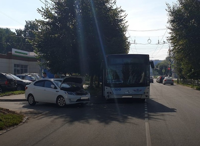 На улице Маяковского 26-летняя водитель Kia въехала в автобус
