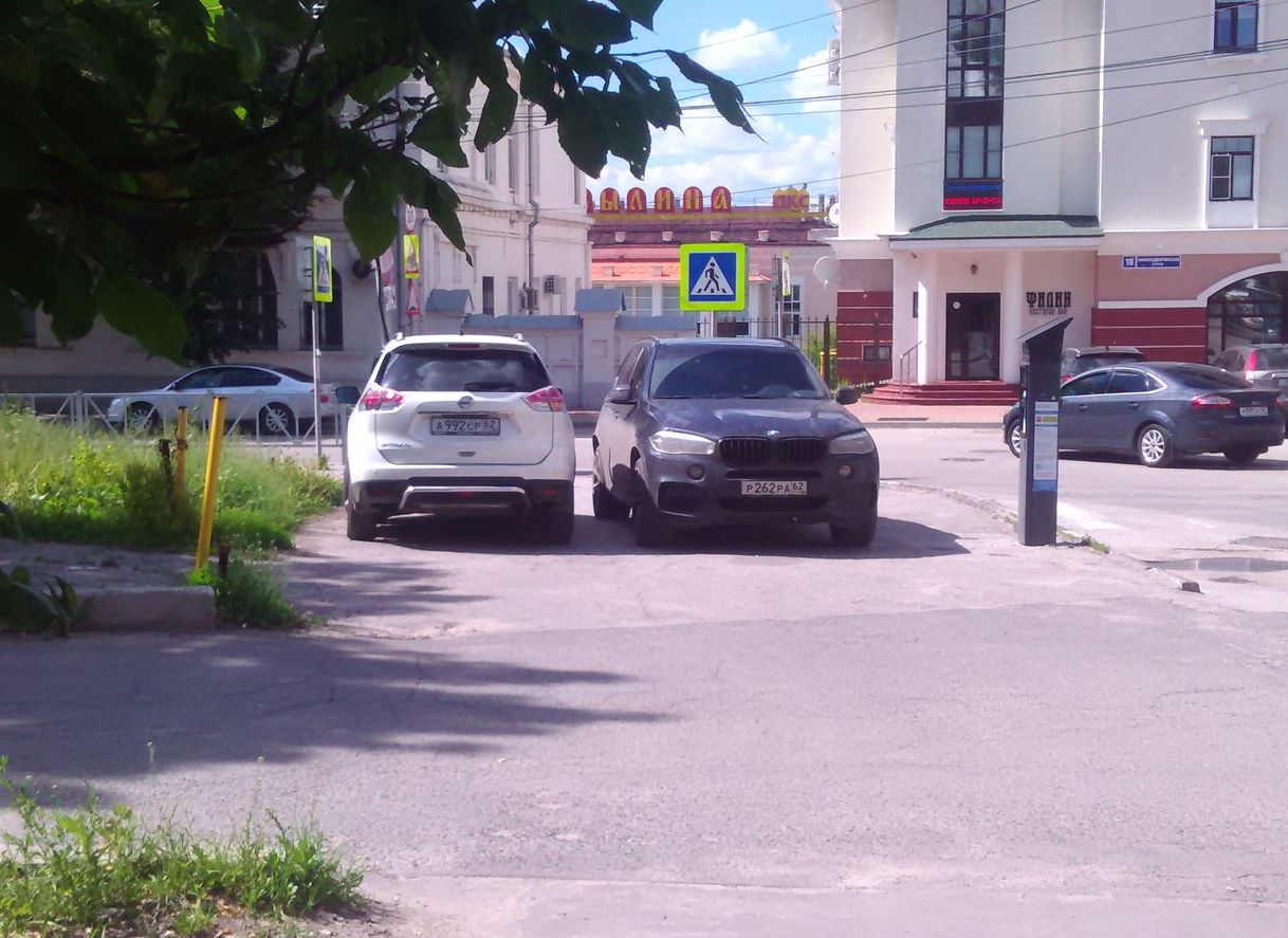Фото: в центре Рязани два внедорожника припарковались на тротуаре у паркомата