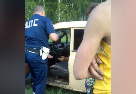 Инспектор ДПС оторвал руль у «Москвича» (видео)