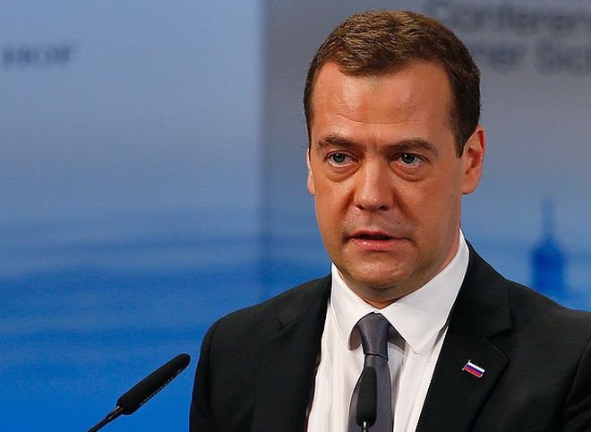Медведев предложил маркировать обувь
