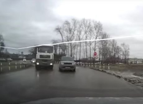 Land Rover создал аварийную ситуацию на железнодорожном переезде в Рязани (видео)