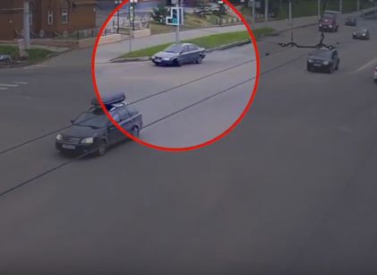 В Рязани у автомобиля на ходу оторвалось колесо (видео)