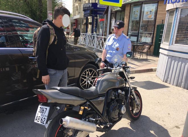На площади Победы остановили мотоциклиста без водительских прав