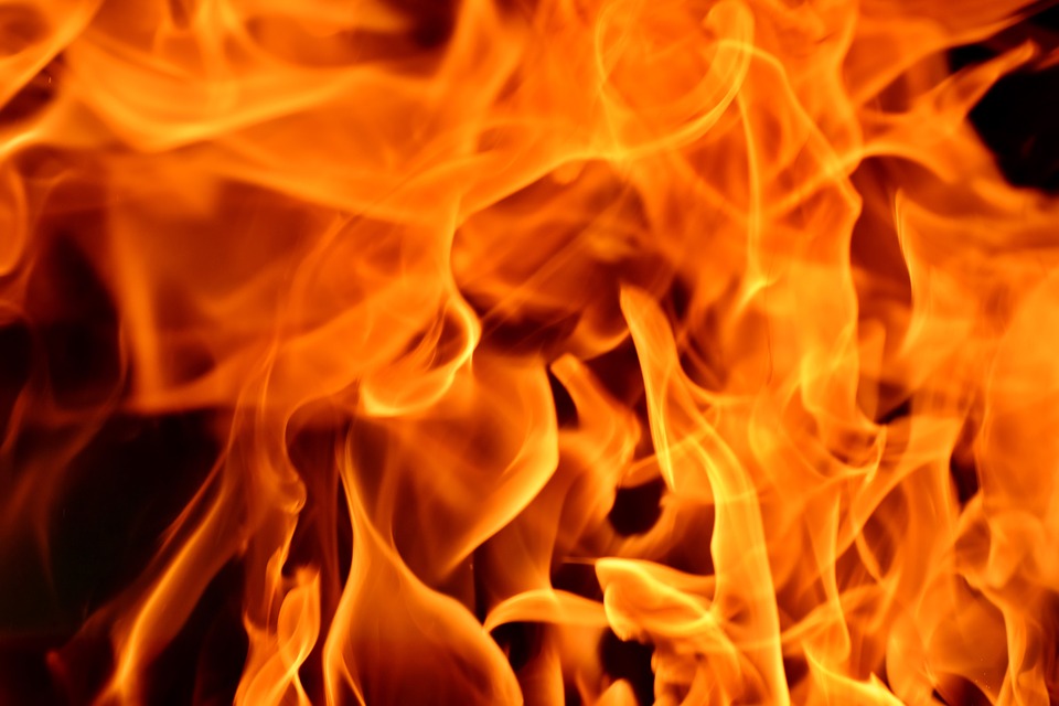 Двое рязанцев получили ожоги во время пожара в жилом доме