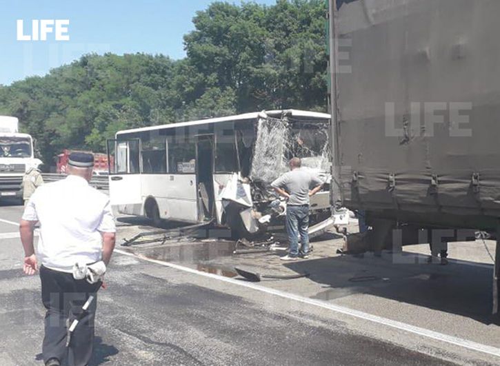 В массовом ДТП на трассе М4 в Ростовской области пострадали 17 человек