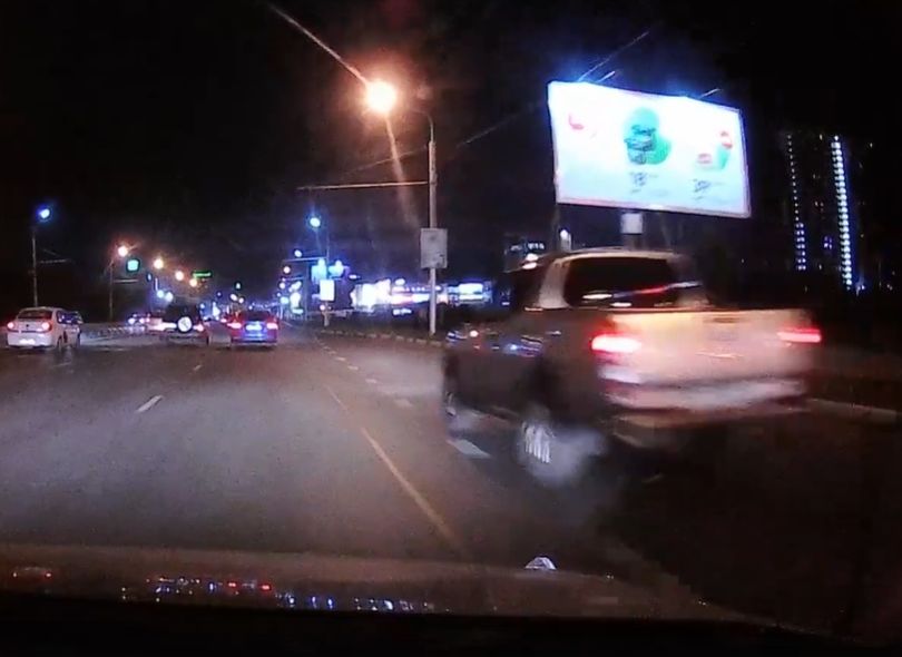 На Московском шоссе «бешеный» пикап устроил массовую аварию и скрылся