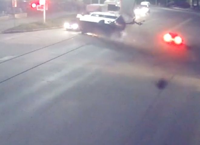 Момент столкновения маршрутки и Hyundai на улице Циолковского попал на видео