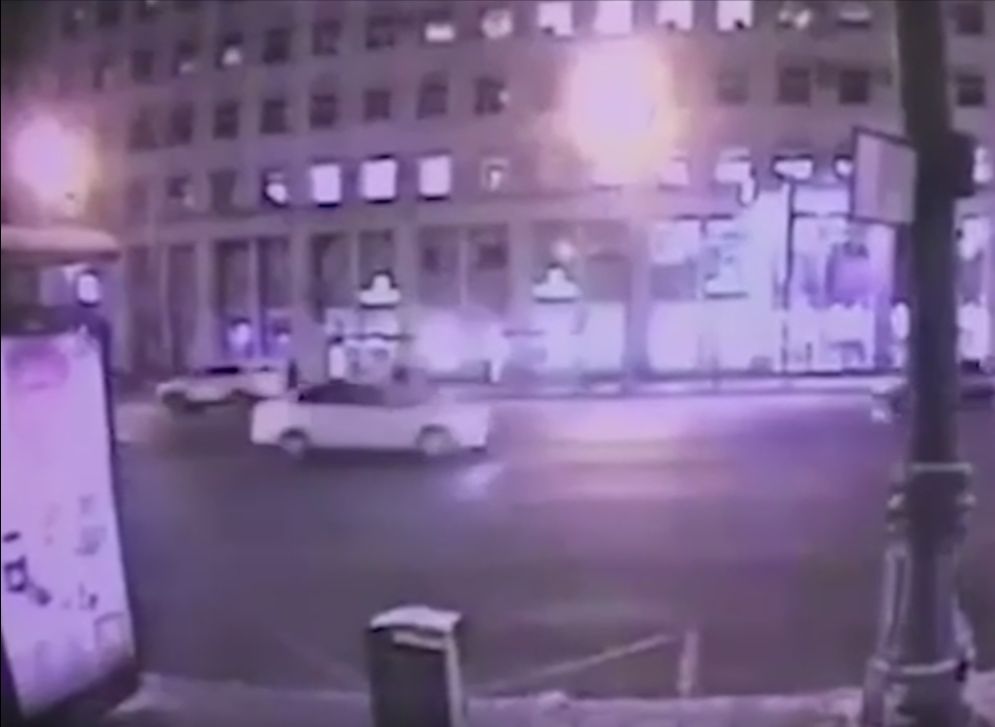 В центре Москвы автомобиль на бешеной скорости врезался в остановку (видео)