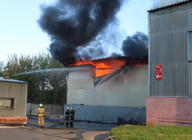 Опубликованы фото тушения пожара на складе с пестицидами в Южном промузле
