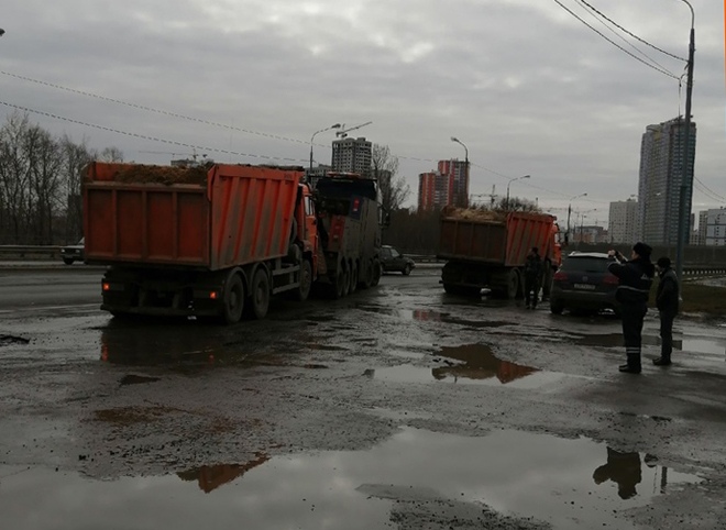 В Рязани сотрудники ДПС остановили КАМАЗ с неисправными тормозами