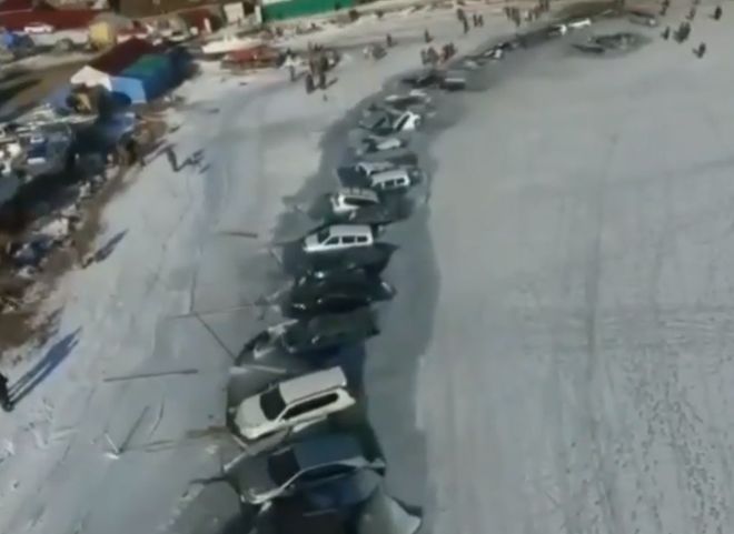 Во Владивостоке около 30 автомобилей провалились под лед