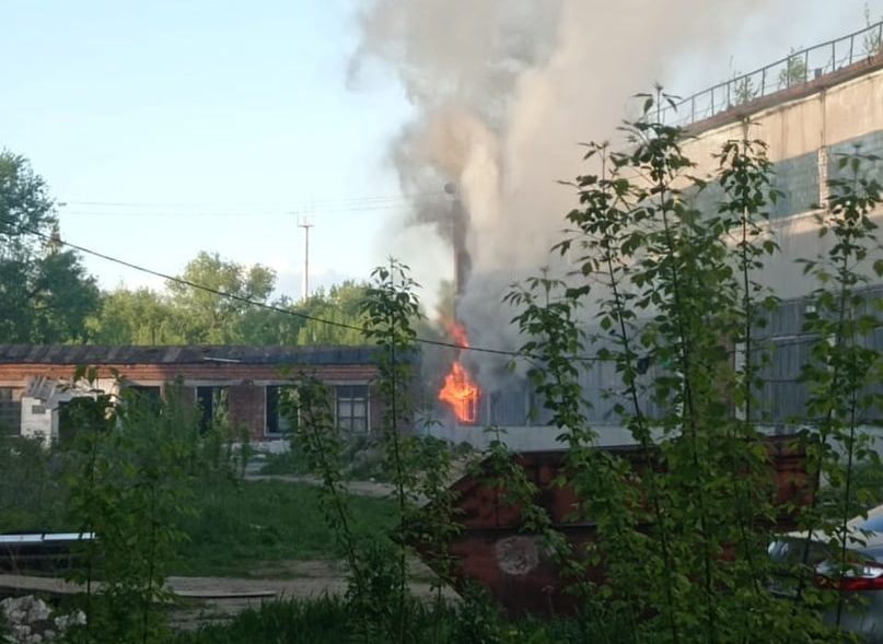 Пожарные ликвидировали открытое горение на территории речного порта Рязани