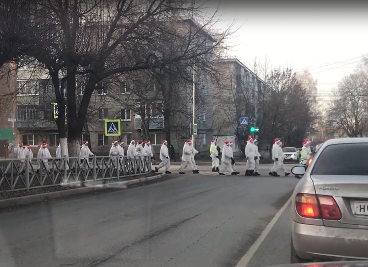Видео: отряд Дедов Морозов в берцах переходит дорогу в Рязани