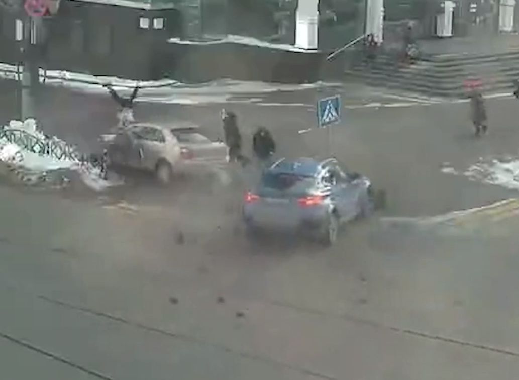 В Саранске легковушка вылетела на тротуар и сбила пешеходов (видео)
