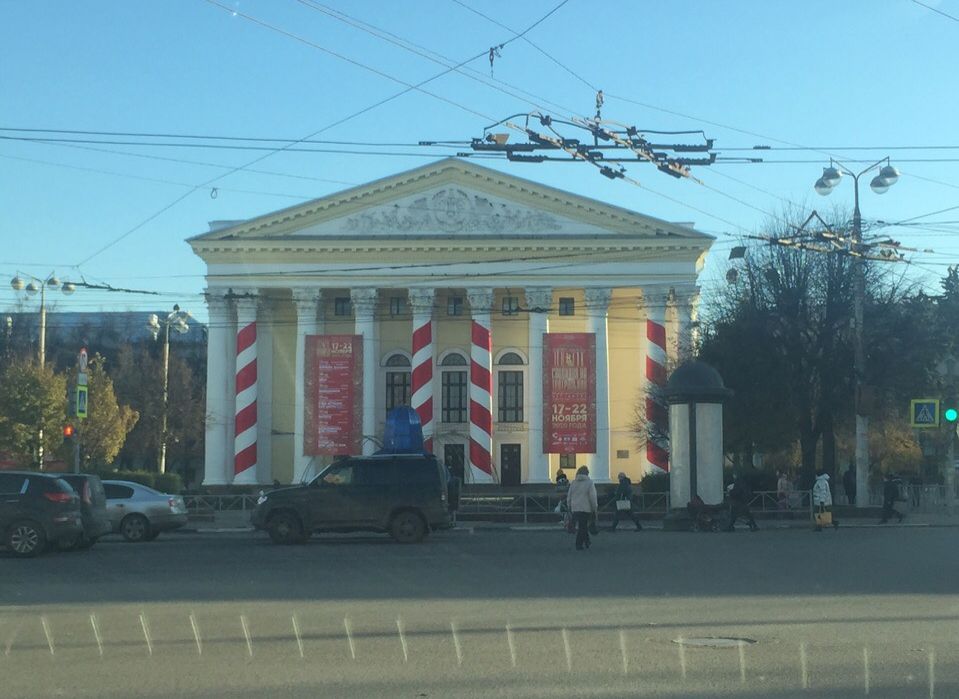 В Рязанском драмтеатре объяснили красно-белый декор здания