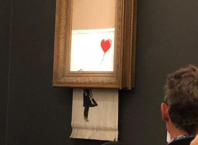 Картина Бэнкси самоуничтожилась после продажи на аукционе Sotheby’s (видео)