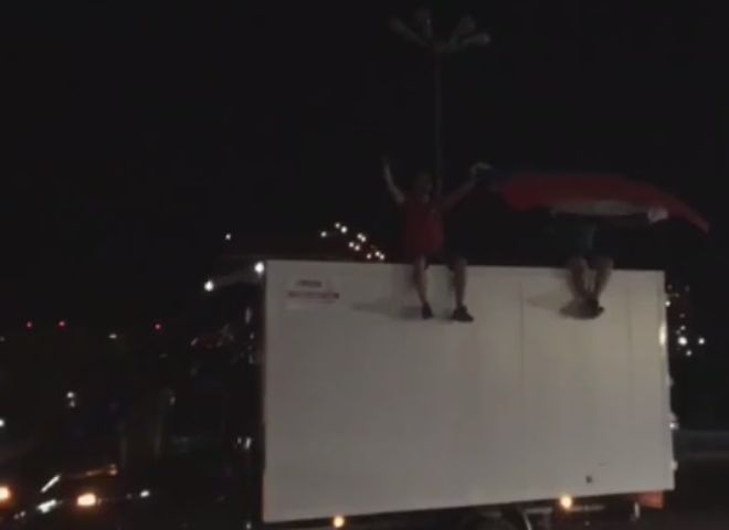 Рязанцы отпраздновали победу сборной России на парковке «Премьера» (видео)