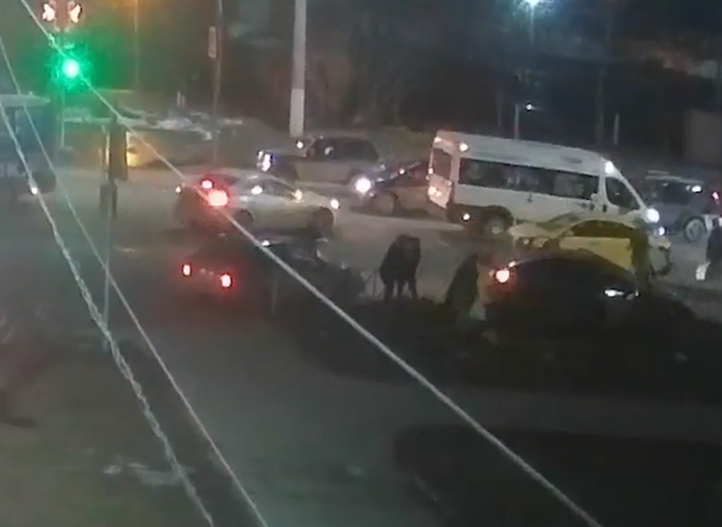 Момент ДТП в Канищеве, после которого иномарка пробила ограждение, попал на видео