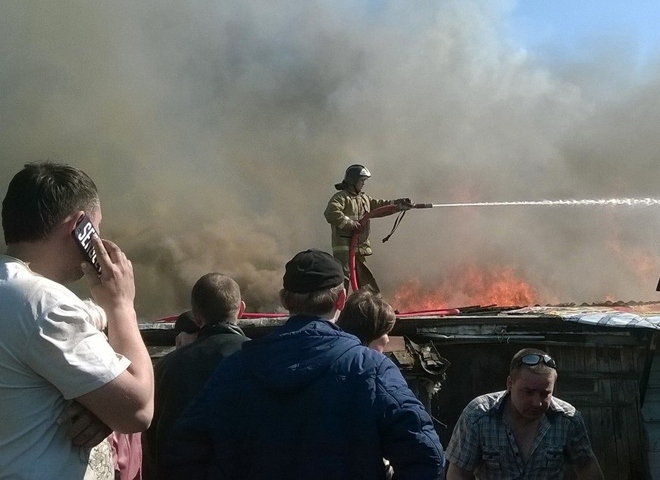 В деревне Баграмово в Рыбновском районе загорелись сараи