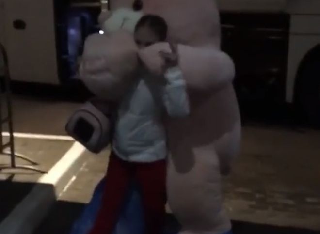 Видео: Трусова уезжает со стадиона в обнимку с огромным медведем