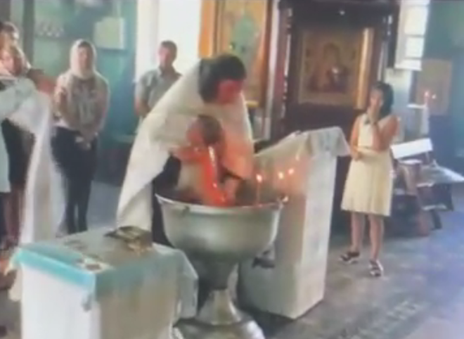 Гатчинский священник прокомментировал инцидент на крещении ребенка