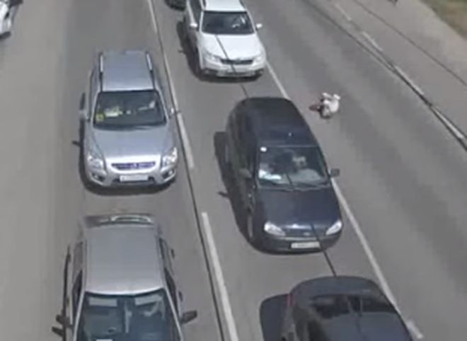 Видео: в центре Рязани пешеход врезается в автомобиль