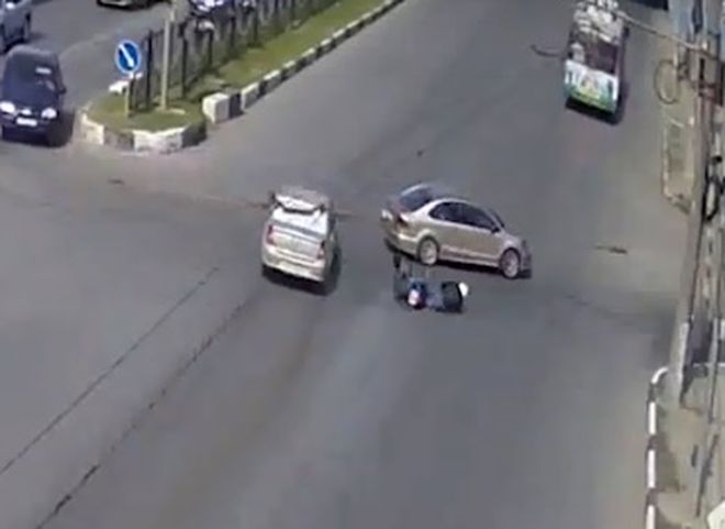 Опубликовано видео ДТП с мотоциклом на Московском шоссе