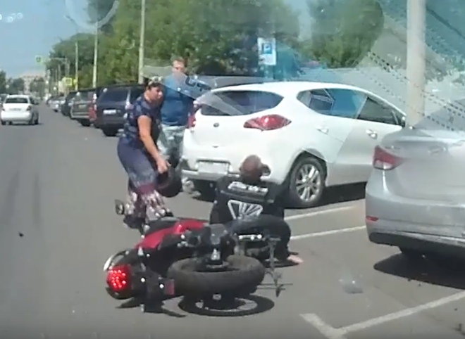 Видео: в центре Рязани мотоцикл влетел в припаркованный автомобиль