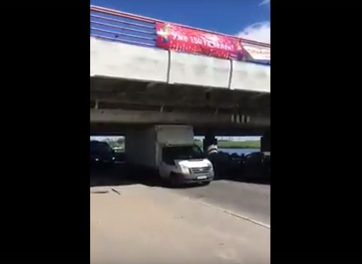Под «мостом глупости» в Санкт-Петербурге проехал фургон (видео)