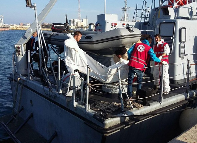 У побережья Ливии более 30 мигрантов погибли из-за нападения акул