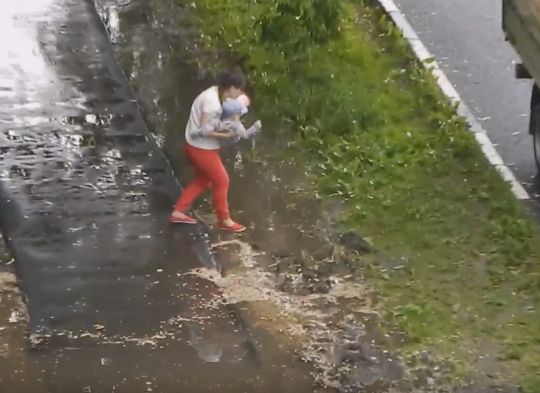В Рязани затопило свежеуложенный тротуар на Высоковольтной (видео)
