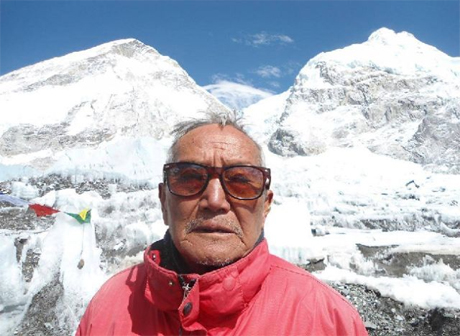 На Эвересте скончался 85-летний альпинист