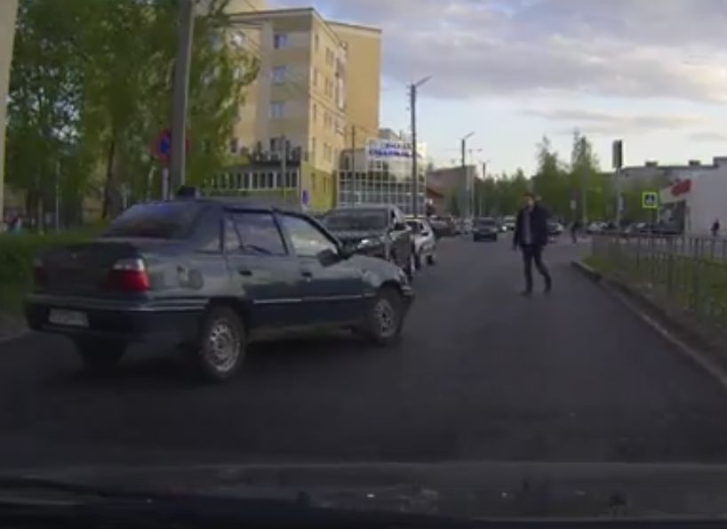 Рязанец напал на автомобиль такси (видео)
