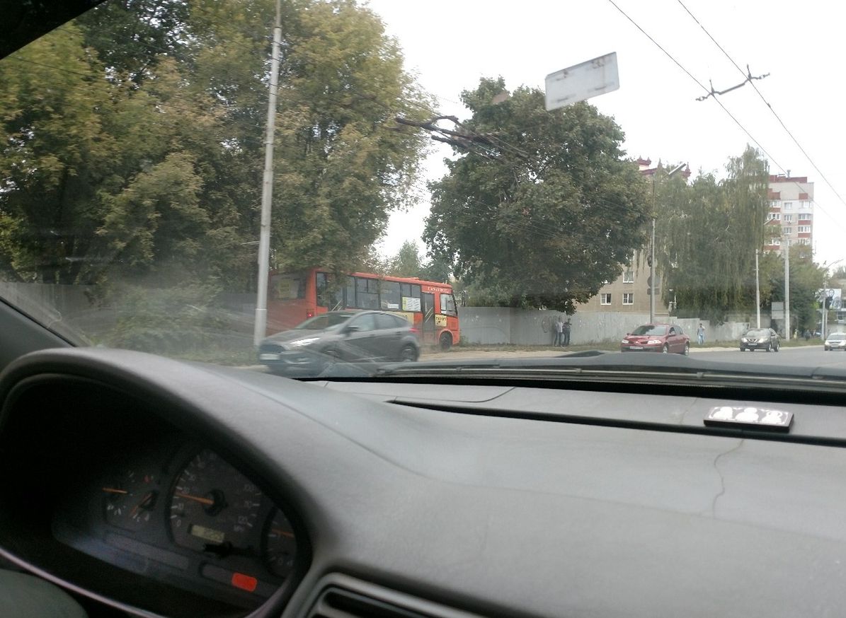 На улице Гагарина у автобуса отказали тормоза (видео)
