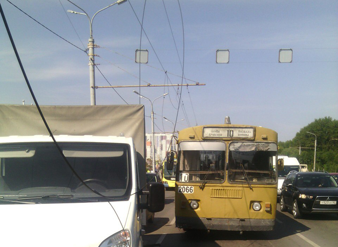На Московском шоссе троллейбусные провода рухнули на автомобили