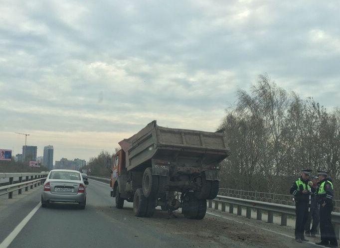 «Вставший на дыбы» КАМАЗ собрал пробку на Солотчинском шоссе