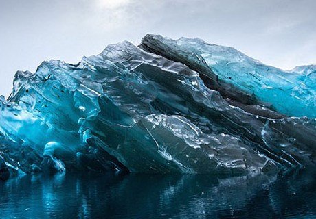 В Антарктиде сделан снимок перевернутого айсберга