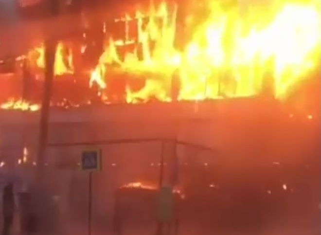 В Кизляре загорелся торговый центр (видео)