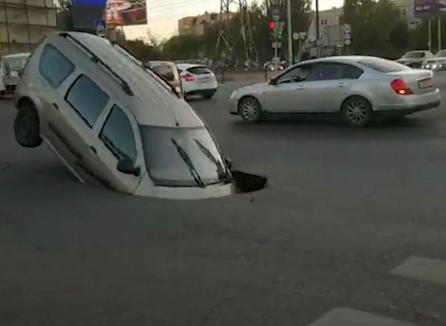 Видео: в Астрахани автомобиль проваливается под асфальт