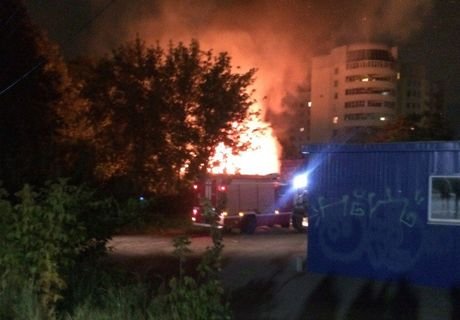 На пожаре в Рязани пострадал мужчина (видео)