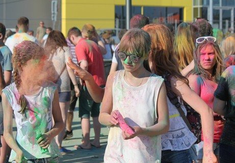Сотни рязанцев приняли участие в Фестивале красок Холи