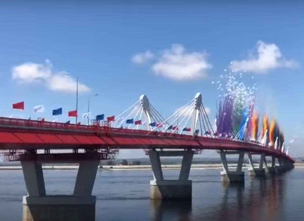 Названа средняя стоимость проезда по первому автомобильному мосту между Россией и Китаем